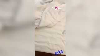 Trưa nắng rủ em đi chơi em còn mặc nguyên bộ đồ ngủ làm 2 nháy