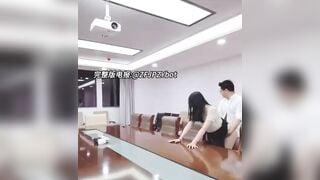 Địt em thư kí mặt dâm trong phòng họp lồn non