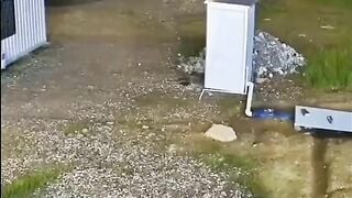Định địt tí mà sập cả wc