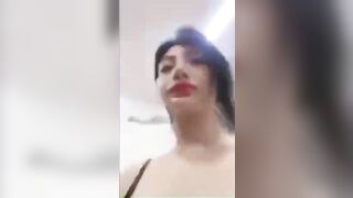 Gái xinh quay clip show bím đi đái
