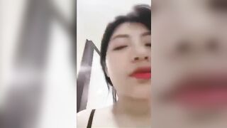 Gái xinh quay clip show bím đi đái