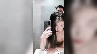 Doggy con bồ của thằng bạn trong nhà tắm khi sang nhà chơi