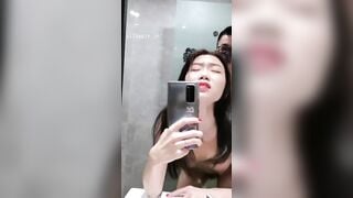 Doggy con bồ của thằng bạn trong nhà tắm khi sang nhà chơi