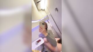 Mới ỉa xong mà con bạn nó đòi Ngửi đít