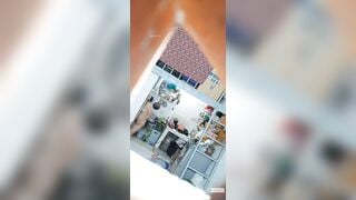 Quay lén chị gái trần truồng trong phòng trọ
