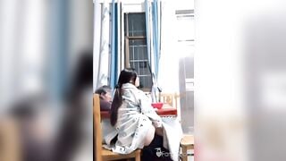 Em gái ngồi xem tivi với bà ngoại tranh thủ nhét sextoy vào lồn thủ dâm
