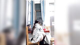 Em gái ngồi xem tivi với bà ngoại tranh thủ nhét sextoy vào lồn thủ dâm