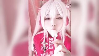 Em loli cosplay thủ dâm bằng kem