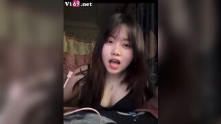 Chơi game với bạn thua em phải show hàng cho nó coi