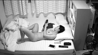 Hách cam xem đứa em họ ở nhà một mình móc lồn thủ dâm chơi cặc giả