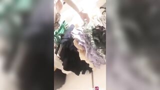 Em gái đi mua đồ không mặc quần để cho mát bướm