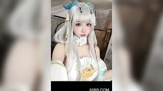 Cosplay vào quán trả khoe vú không mặc áo ngực