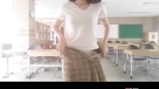 Em học sinh mới lớn quay clip thủ dâm trong lớp học