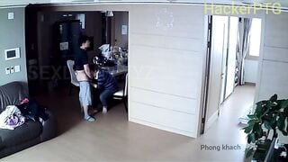 Phát hiện chồng cho chị giúp việc bú mút con cặc bắn tinh vào mồm khi vợ vắng nhà