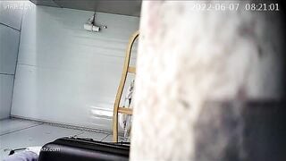 Quay lén học sinh thay đồ trong phòng y tế
