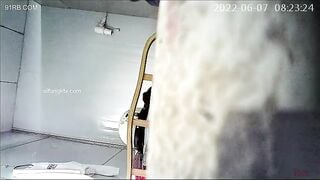Quay lén học sinh thay đồ trong phòng y tế