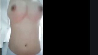Cô gái ngực khủng hoảng 4