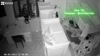 Hack Camera Bố mẹ địt nhau trong giường các con đứng ngoài rình trộm