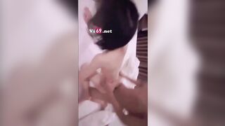 Vì ko có tiền đi Tham Quan, Con bạn Bán Dâm cho 2 thg bạn Djt nhau