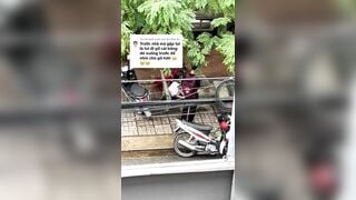 ANH TRAI BÓP VÚ BẠN GÁI NGAY NGOÀI  ĐƯỜNG
