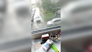 Thủ dâm bên cửa sổ cho người đi đường nhìn
