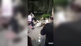 Em gái cởi đồ vào quán ăn