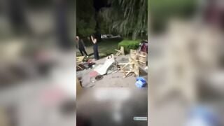 Em gái cởi đồ vào quán ăn