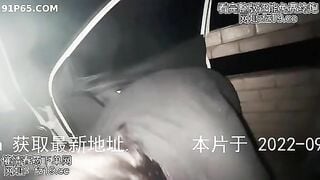 Doggy trên xe oto public cùng e lính hải quân mông to