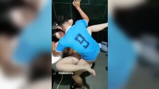 Say cùng chị đồng nghiệp vào vệ sinh đụ nhau bị quay lén