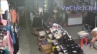 Quay lén Shop quần áo, Phát hiện Chủ quán Djt e nhân viên rên rỉ nât bím