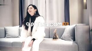 Người mẫu gọi xe trực tuyến giá cao, nữ thần với khuôn mặt xinh đẹp, làn da trắng