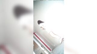 Quay lén các em xinh đi đái
