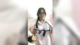Rau non kính cận show hàng và thủ dâm