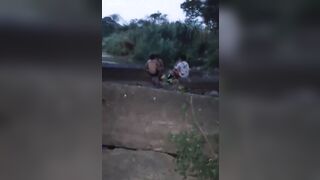 Đưa gái ra biển cho lũ bạn làm bòn chứa tinh hàng ngon dâm đãng