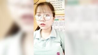 Cô giáo kính cận đang dạy thì thay đồ khoe hàng