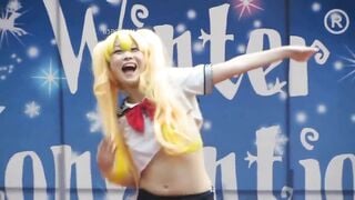 Coser Việt Nam khoe vú trên sân khấu