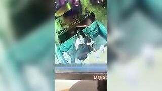 2 bạn trẻ mút ban nhau ngay tại quán