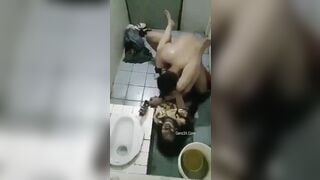 loạn luân em gái đi nhậu về say đi vệ sinh bị anh họ đè ra địt trong nhà vệ sinh