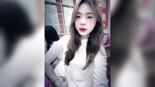 Em gái học sinh mới lớn đi học về nứng lồn quá thủ dâm cho sướng lồn