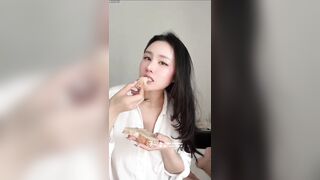 Cô gái Ăn bánh mì với tinh trùng
