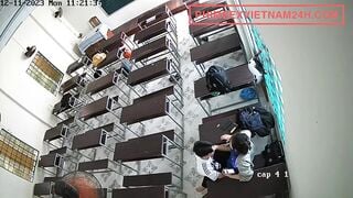 2 em học sinh lén chịch nhau trong lớp sau lưng bạn