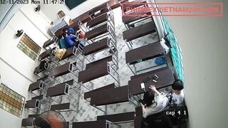 2 em học sinh lén chịch nhau trong lớp sau lưng bạn