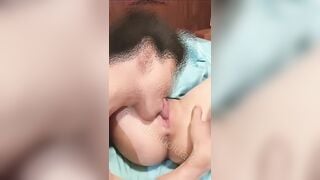 Nữa đêm khi cả nhà đã ngủ a trai sang phòng đè e họ lồn múp k lông ra bú