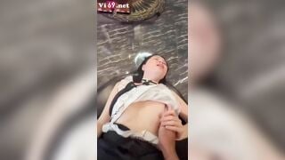 Mặt thỏa mãn em rên la vừa đau vừa sướng với cây hàng to như cổ tay của anh