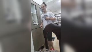sang nhà bạn chơi mà chỉ nhăm nhăm cắm buồi vào lồn vợ bạn