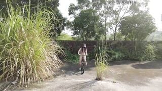 E gái xinh đẹp đam mê public show lồn khỏa thân đạp xe đi dạo quanh làng