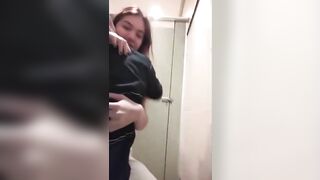 2 em học sinh cấp3  dẫn nhau vào nhà vệ sinh địt tê hết cả lồn