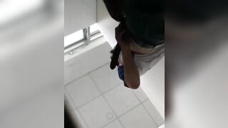 Quay lén bú cu cho người yêu trong wc