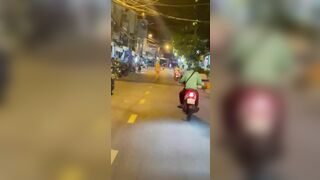 Em gái ở Đà Nẵng dỗi Người yêu Khoẻ Thân Vú lồn đập phá xe cộ