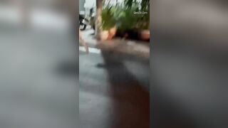 Em gái ở Đà Nẵng dỗi Người yêu Khoẻ Thân Vú lồn đập phá xe cộ